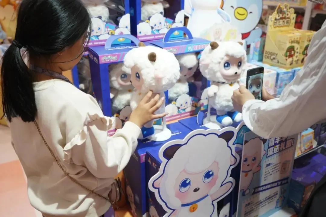 马斯克看好的AI玩具，成了商场新印钞机