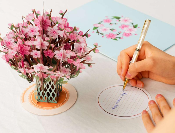 7天进账80万,这款纸做的情人节礼物在TikTok上爆单!